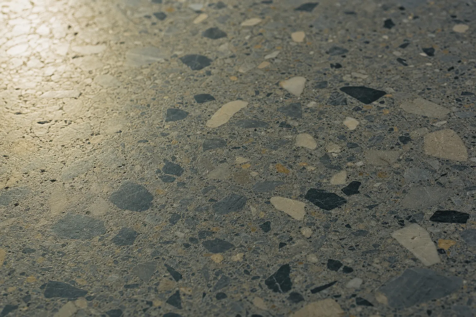 Nahaufnahme eines Terrazzobodens mit Steineinschlüssen